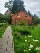 Двухэтажный дом из оцилиндрованного бревна в Подольске.