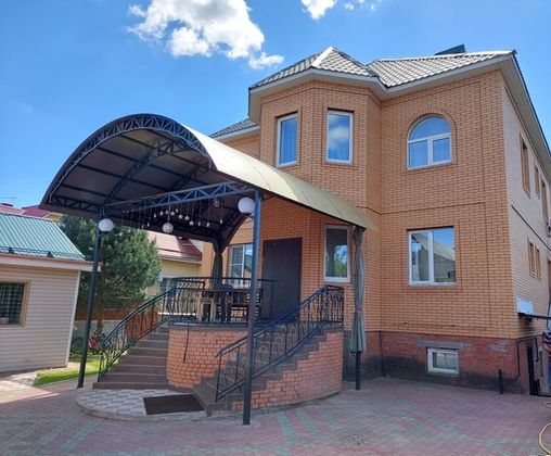 Продажа дома, 285 м², с участком 8 соток