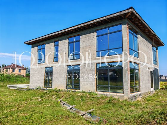 Продажа дома, 280 м², с участком 9,6 сотки