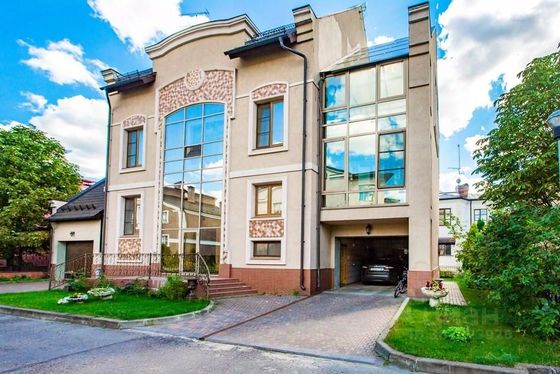 Продажа дома, 620 м², с участком 6 соток