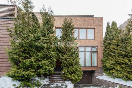 Продажа дома, 320 м², с участком 3 сотки