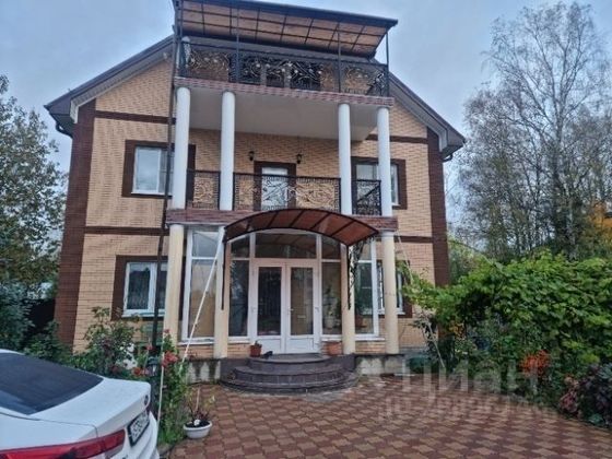 Продажа дома, 300 м², с участком 7,5 сотки