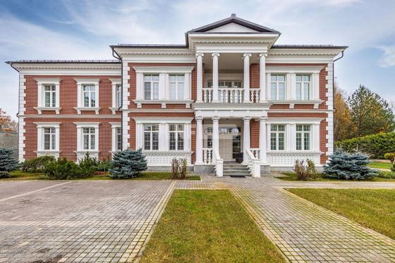 Продажа дома, 1 200 м², с участком 37 соток