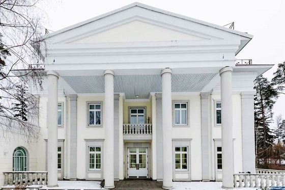 Продажа дома, 2 046 м², с участком 46 соток