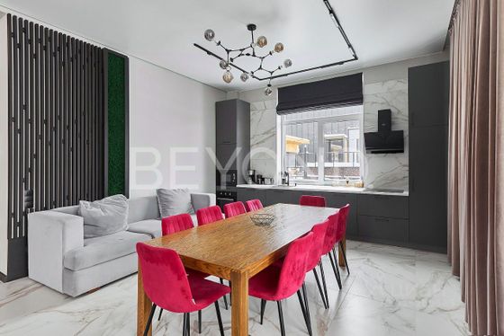 Продажа дома, 280 м², с участком 7 соток