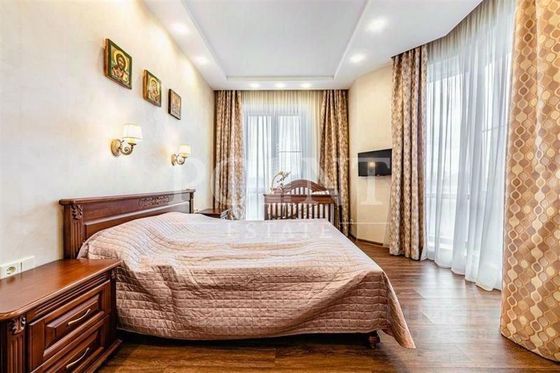 Продажа дома, 250 м², с участком 3,3 сотки