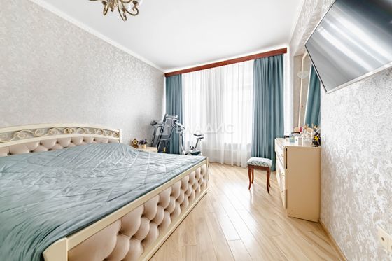 Продажа 4-комнатной квартиры 120 м², 1/4 этаж