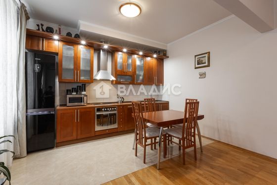 Продажа 4-комнатной квартиры 105 м², 2/5 этаж