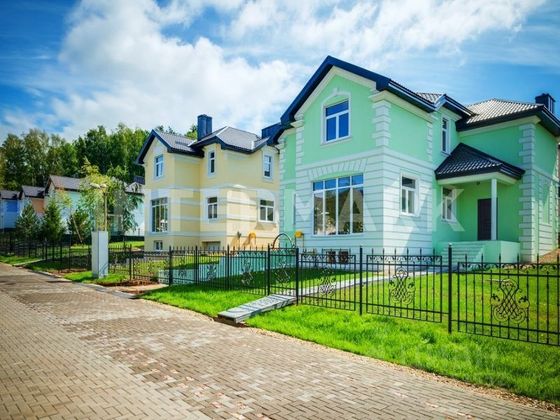 Продажа дома, 350 м², с участком 8 соток