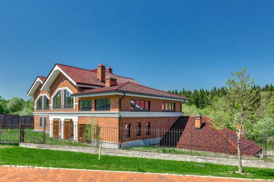 Продажа дома, 900 м², с участком 24 сотки