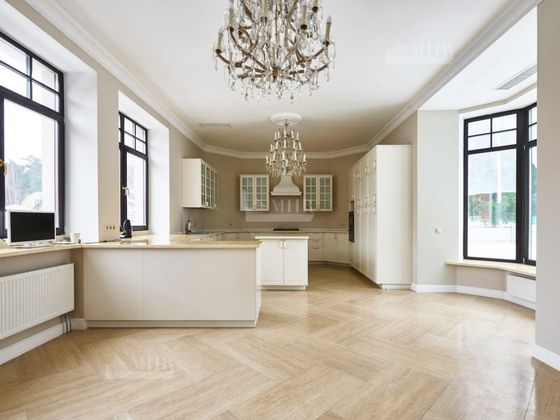 Продажа дома, 960 м², с участком 16 соток