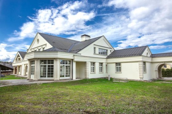 Продажа дома, 1 569 м², с участком 55,5 сотки