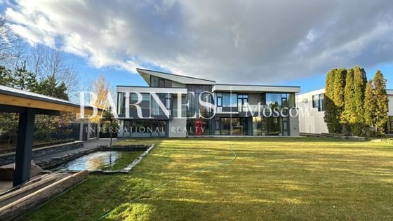 Аренда дома, 800 м², с участком 15 соток