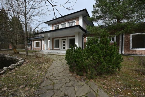 Продажа дома, 1 300 м², с участком 28 соток