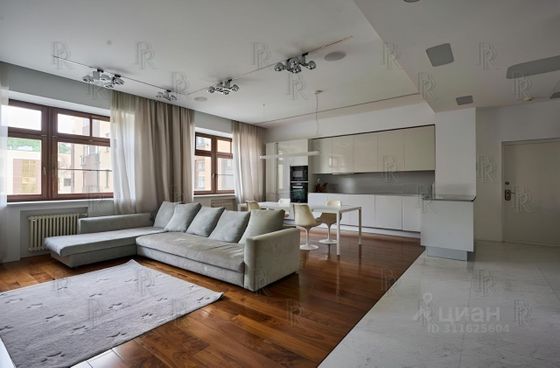 Продажа 4-комнатной квартиры 132 м², 2/5 этаж