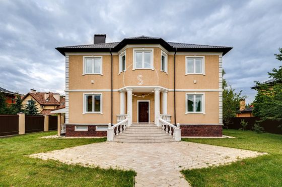 Продажа дома, 400 м², с участком 12 соток