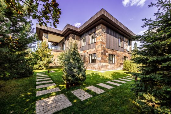 Продажа дома, 1 177 м², с участком 29 соток