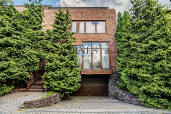Продажа дома, 380 м², с участком 2 сотки