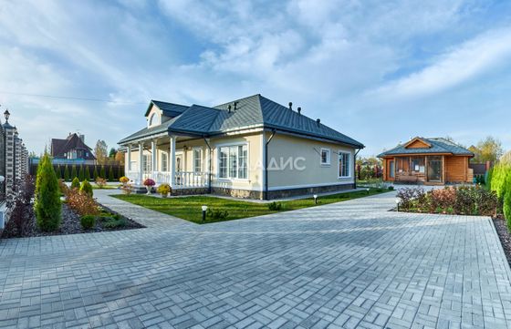 Продажа дома, 240 м², с участком 14,9 сотки