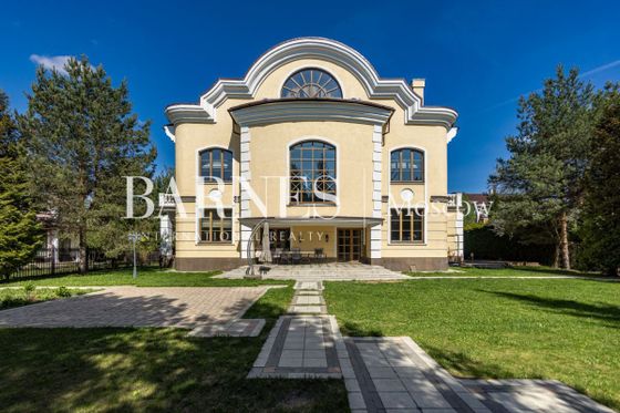 Аренда дома, 660 м², с участком 20 соток