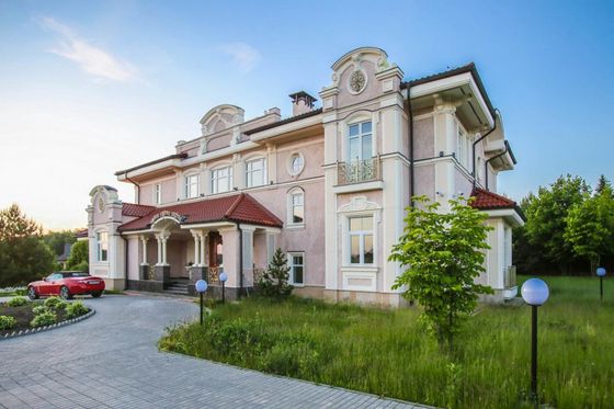 Продажа дома, 1 000 м², с участком 72 сотки