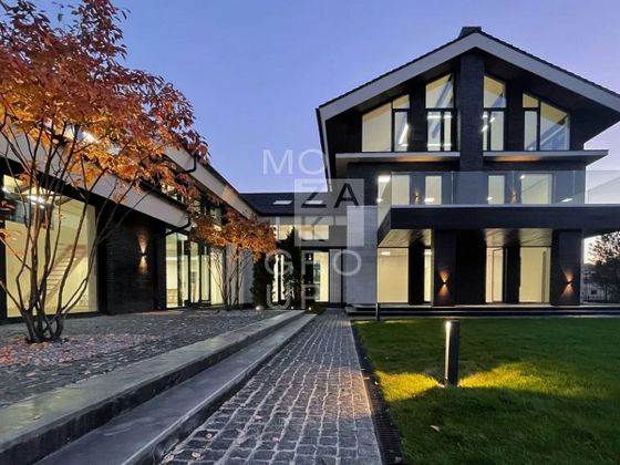 Продажа дома, 1 500 м², с участком 22 сотки