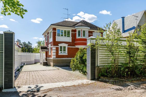 Продажа дома, 257,9 м², с участком 6,8 сотки