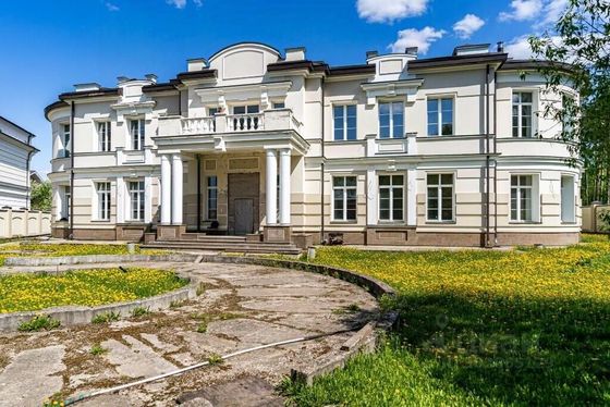 Продажа дома, 2 200 м², с участком 56 соток