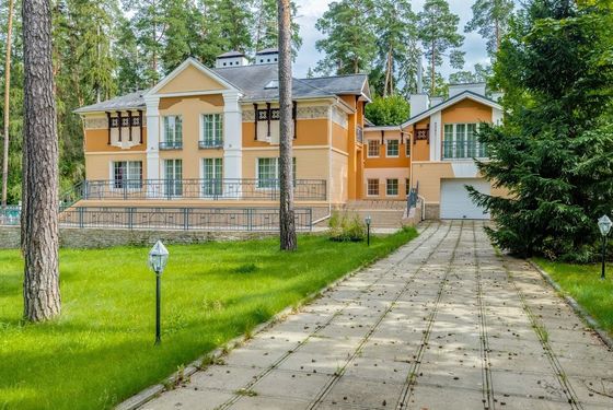 Продажа дома, 530 м², с участком 33 сотки