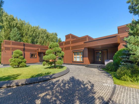 Продажа дома, 750 м², с участком 32 сотки