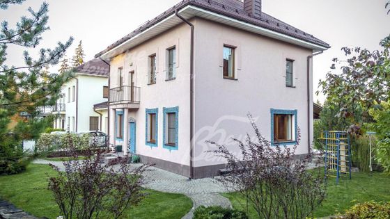 Продажа дома, 290 м², с участком 8 соток