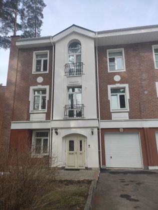 Продажа дома, 330 м², с участком 4 сотки