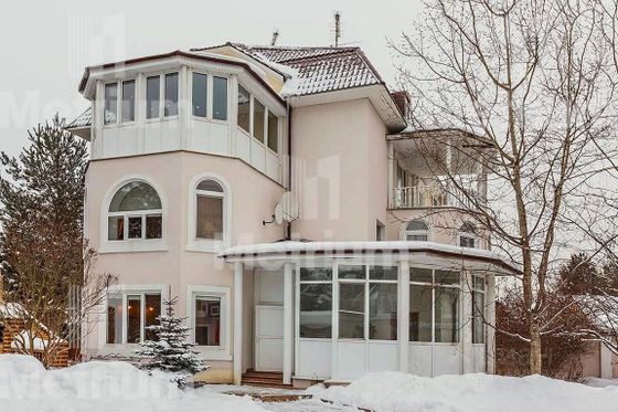 Продажа дома, 1 200 м², с участком 18 соток