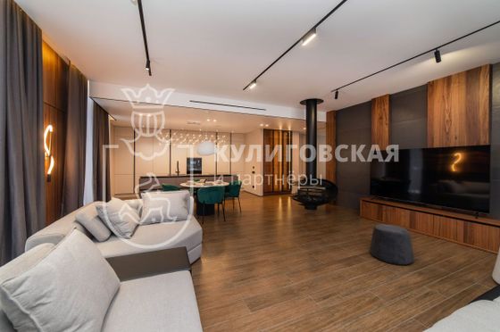 Продажа дома, 300 м², с участком 25 соток