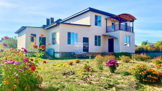 Продажа дома, 250 м², с участком 9 соток
