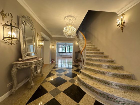 Аренда дома, 900 м², с участком 16 соток