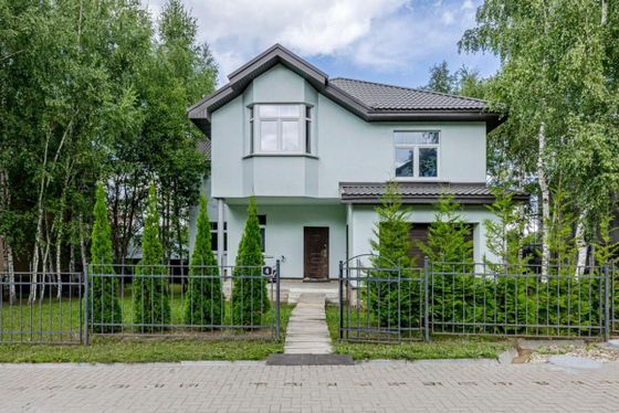 Продажа дома, 330 м², с участком 8 соток