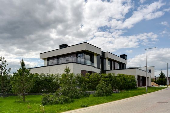 Продажа дома, 741 м², с участком 15,3 сотки