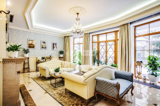Продажа дома, 654 м², с участком 19 соток