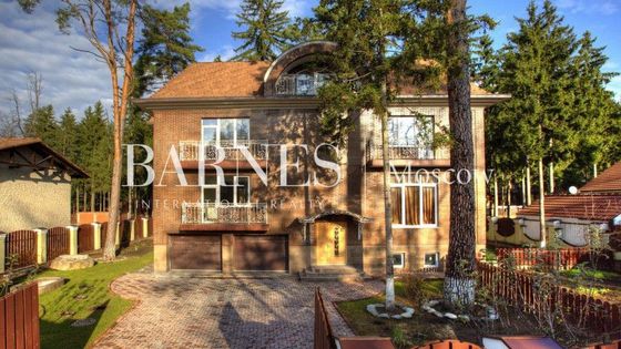 Аренда дома, 900 м², с участком 16 соток