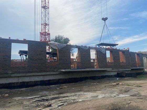 Дом «Белая Полоса», ул. Пархоменко, 4 — 3 кв. 2023 г.