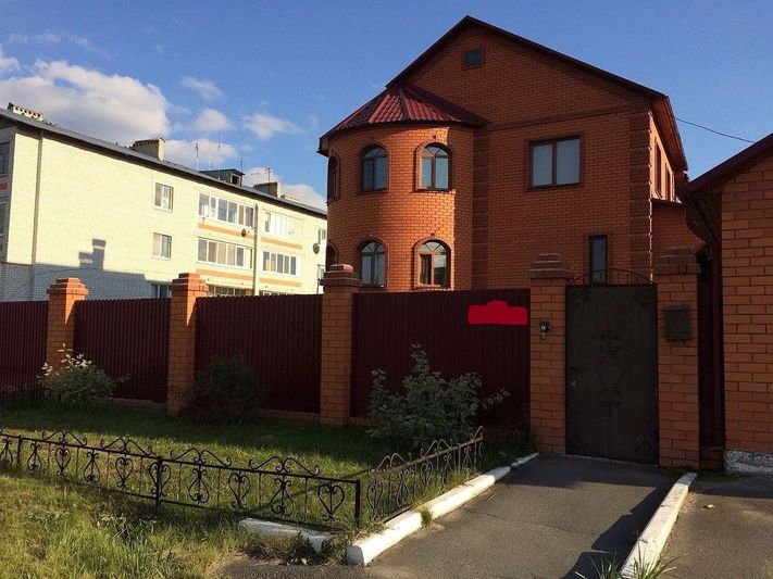 Продажа дома, 270 м², с участком 9 соток