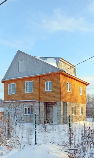 Продажа дома, 200 м², с участком 6 соток