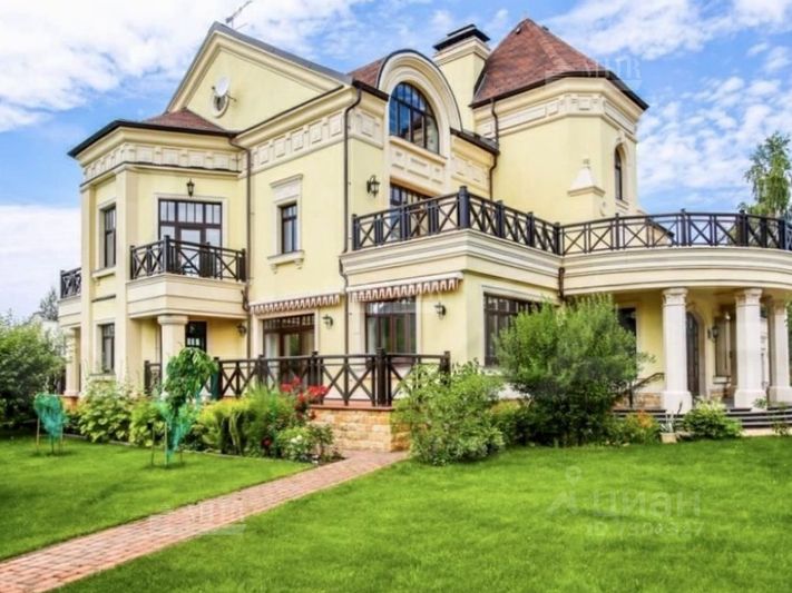 Продажа дома, 930 м², с участком 24 сотки