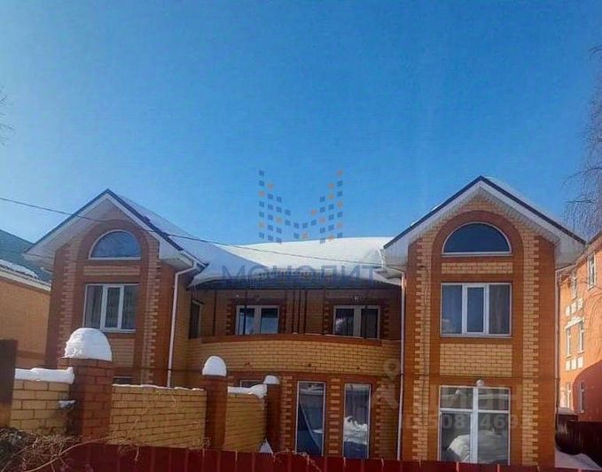 Продажа дома, 300 м², с участком 6 соток