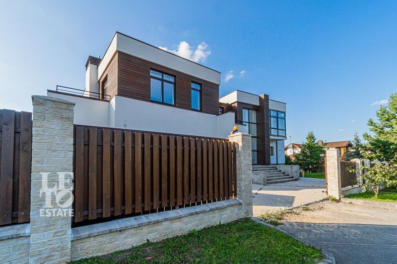 Продажа дома, 570 м², с участком 20,1 сотки