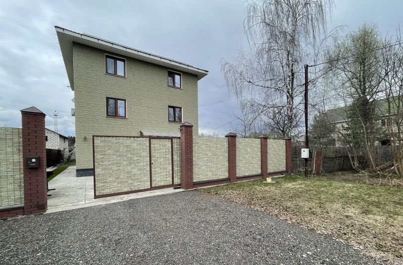 Продажа дома, 200 м², с участком 8 соток