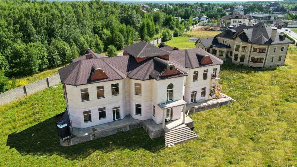 Продажа дома, 951 м², с участком 42,8 сотки