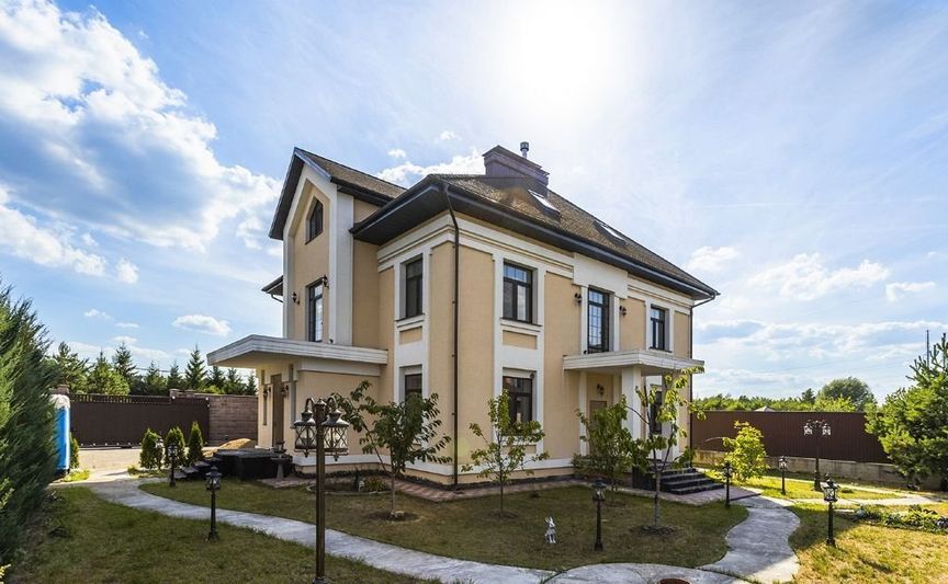 Продажа дома, 500 м², с участком 10 соток