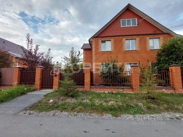 Продажа дома, 210 м², с участком 8,5 сотки